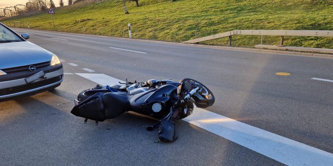 Oberuzwil: Auto fährt in Motorrad Oberuzwil: Auto fährt in Motorrad