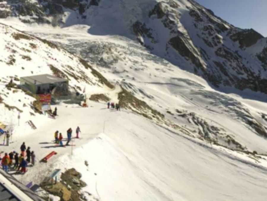 Nicht nur in den Berner, auch in den Walliser Skigebieten wird der Schnee weniger. Hier ein Bild aus Saas Grund. (Hohsaas, 3200 Meter über Meer)