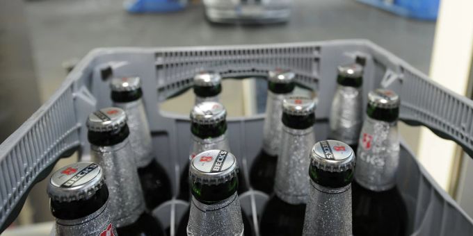 Eine Berner Sanitär- und Spenglereifirma wirbt Bewerber mit einer Kiste Bier an. (Symbolbild) Personalmangel