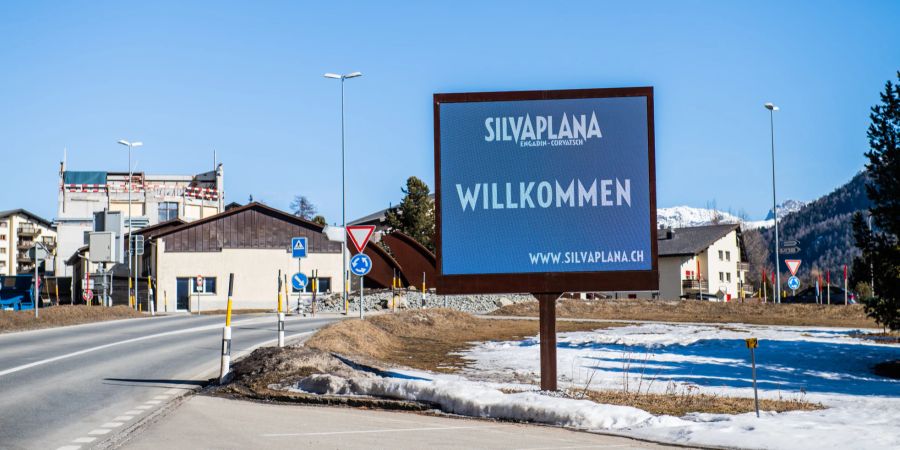 Einfahrt in die Oberengadiner Ortschaft Silvaplana. - Region Maloja