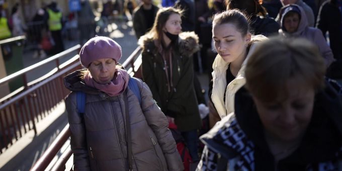 Frauen warten auf den Zug nach Lviv, um im Ukraine-Krieg nach Hause zurückzukehren. ukraine krieg
