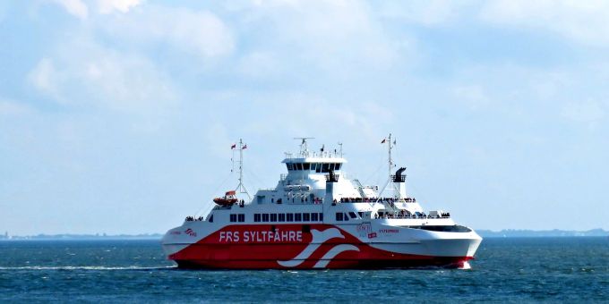 Sylt informiert über neue Fährverbindungen – rechtzeitig zur Hochsaison. Fähre Sylt Meer rot weiss