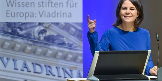 «Wir wissen nicht, wann der Schritt erfolgen kann und wie er erfolgen kann, weil sie gerade in einem furchtbaren Krieg sind», sagt Annalena Baerbock zu angestrebten EU-Beitritt der Ukraine. «Wir wissen nicht, wann der Schritt erfolgen kann und wie er erfolgen kann, weil sie gerade in einem furchtbaren Krieg sind», sagt Annalena Baerbock zu angestrebten EU-Beitritt der Ukraine.