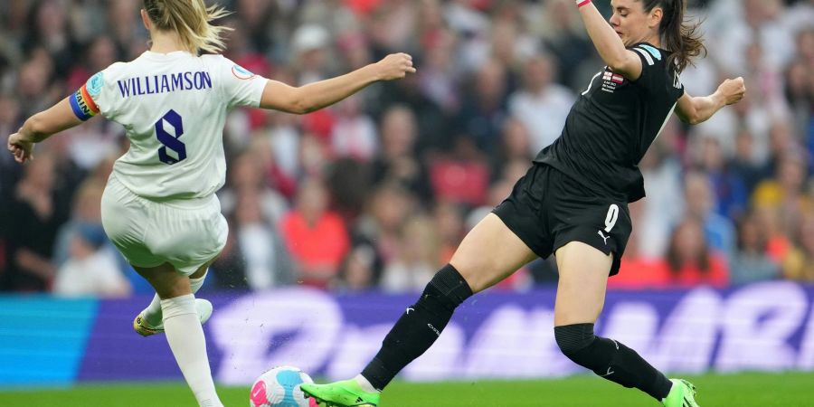 Leah Williamson (l) aus England gegen Sarah Zadrazil aus Österreich.