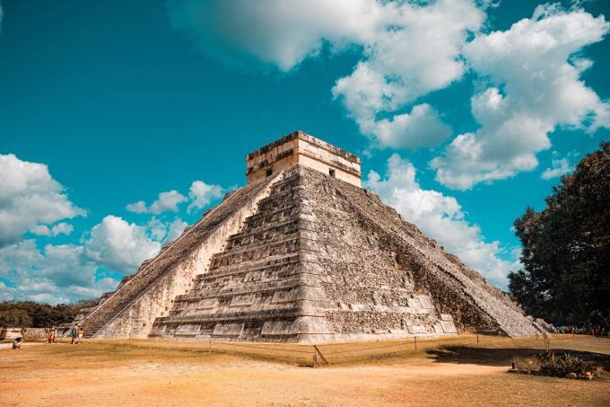 Die Pyramide des Kukulkán ist das architektonische Highlight von Chichén Itzá. Fernreise TUI