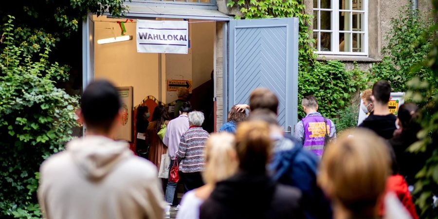 Wähler warten am 26. September 2021 im Berliner Stadtteil Prenzlauer Berg vor einem Wahllokal.