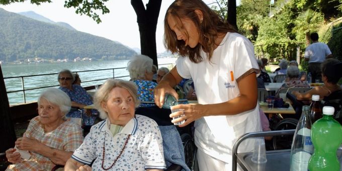Altersheime weisen ihre Bewohner darauf hin, dass sie genügend trinken – und sich durch den Tag hindurch drinnen aufhalten sollen. Altersheim