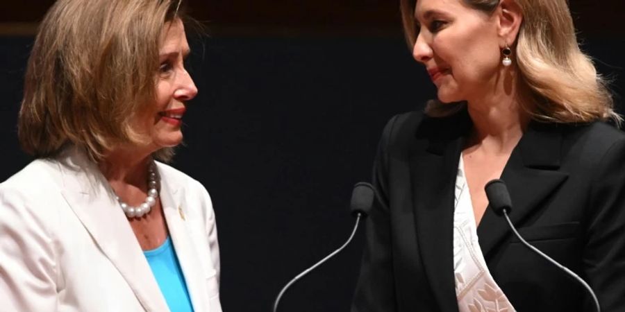 Olena Selenska (r.) und Nancy Pelosi