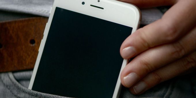 Hitzestau und Feuchtigkeit: Bei grosser Hitze fühlen sich Smartphones in Hosentaschen gar nicht wohl. Hitzestau und Feuchtigkeit: Bei grosser Hitze fühlen sich Smartphones in Hosentaschen gar nicht wohl.