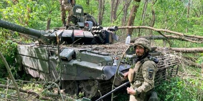 Zerstörter russischer Panzer in der Ukraine. Ukraine