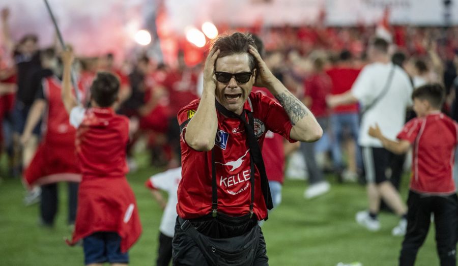 Ein Fan des FC Winterthur kann es kaum glauben.