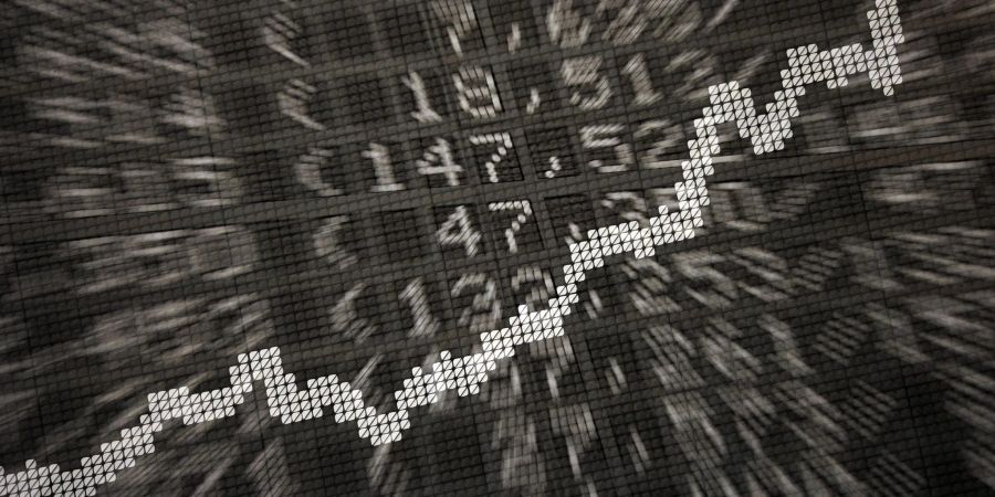Die grosse Anzeige in der Börse in Frankfurt zeigt verschiedene Börsenkurse.