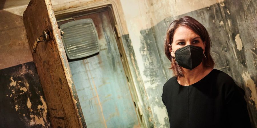 Annalena Baerbock besucht eine Gedenkstätte in der ehemaligen NS-Stadtkommandantur in Athen.