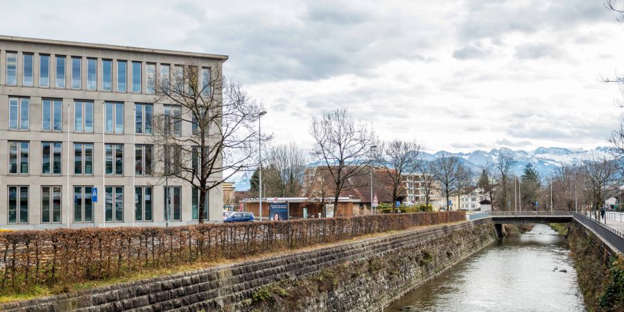 Der Fluss Jona und daneben das Stadtverwaltungsgebäude Rapperswil-Jona.