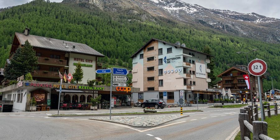 Eine Strassenkreuzung in Täsch.