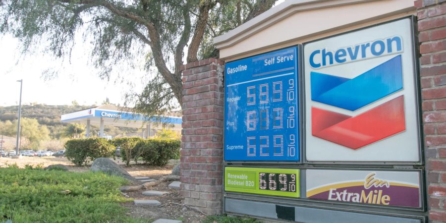 Preise für Treibstoff werden an der Anzeigetafel einer Chevron-Tankstelle in Kalifornien angezeigt.