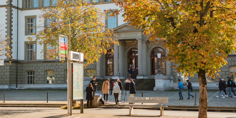Der Schulhausplatz des Technikum Winterthur.