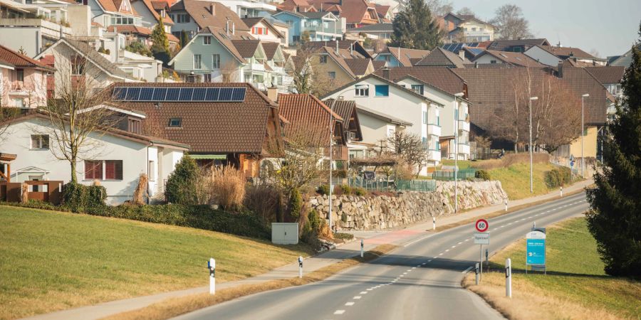 Die Einfahrtsstrasse Nebikerstrasse vor der Gemeinde Egolzwil.