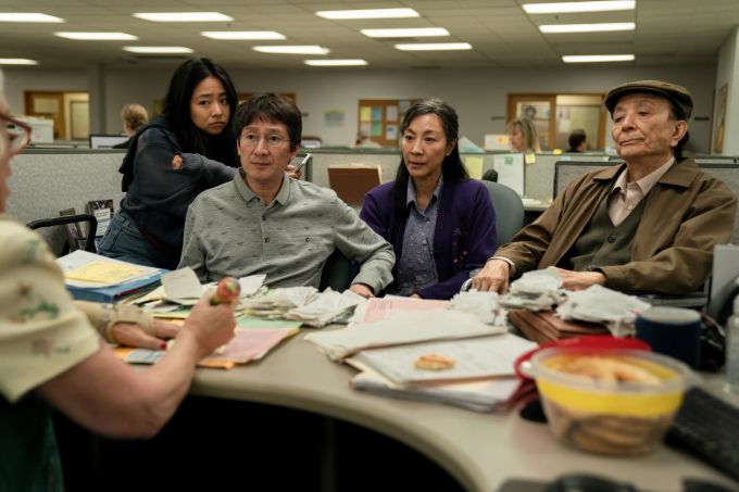 Konflikt vorprogrammiert: Gleich drei Generationen der Familie Wang traben beim Finanzamt an. Kino