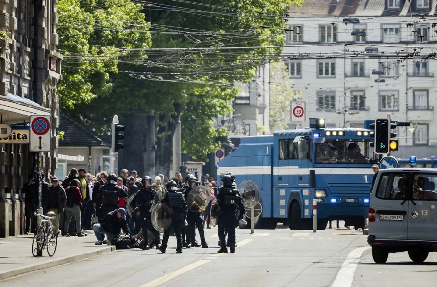 Polizisten nehmen Demonstranten in Zürich fest.