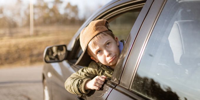 Ein Vierjähriger hat in den Niederlanden mit dem Auto seiner Mutter zwei geparkte Wagen gerammt. Kind Spritztour