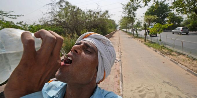 Wasser ist ein kostbares Gut in Neu-Delhi. Die indische Hauptstadt leidet, wie viele andere Teile Südasiens, unter extremer Hitze. Wasser ist ein kostbares Gut in Neu-Delhi. Die indische Hauptstadt leidet, wie viele andere Teile Südasiens, unter extremer Hitze.