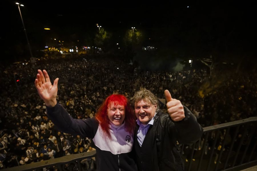 Heliane Canepa (l.) und Ehemann Ancillo feiern mit den FCZ-Fans auf dem Meisterbalkon.