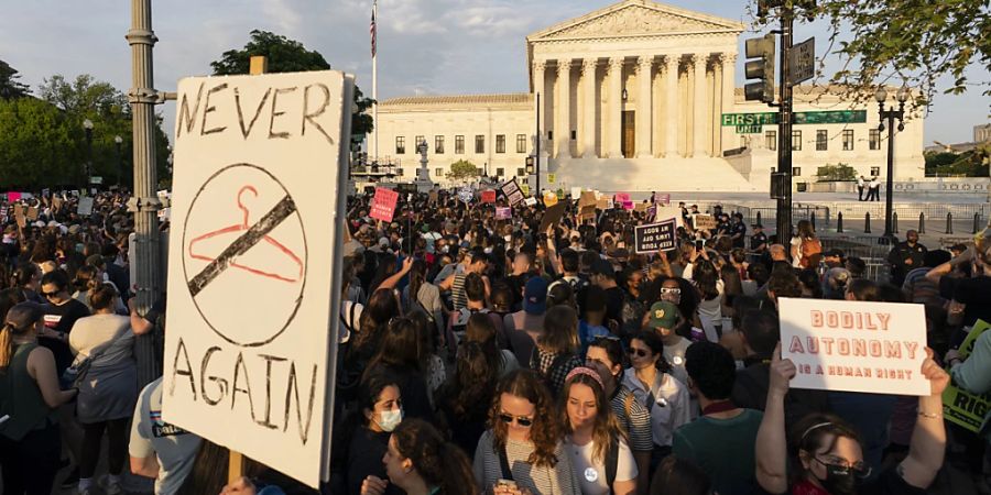 Demonstranten protestieren vor dem Obersten Gerichtshof der USA in Washington DC für das Recht auf Abtreibung. Foto: Alex Brandon/AP/dpa