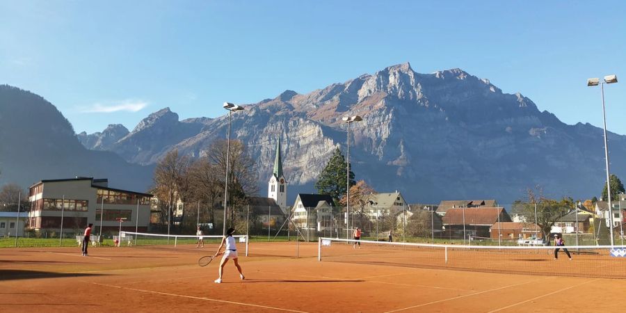 Tennis spielen mitten in den Glarner Bergen. - Glarus