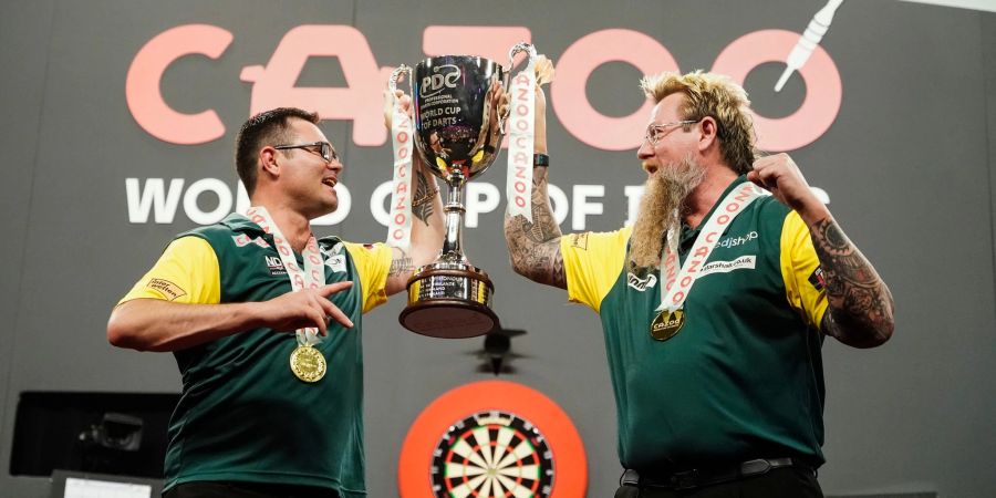 Überraschungssieger: Die Australier Simon Whitlock (r) und Damon Heta halten den Siegerpokal in den Händen.