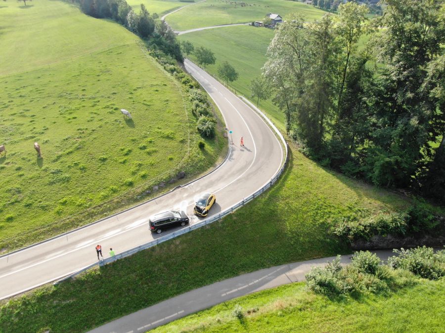 Neuhaus: Zwei Autos frontal kollidiert
