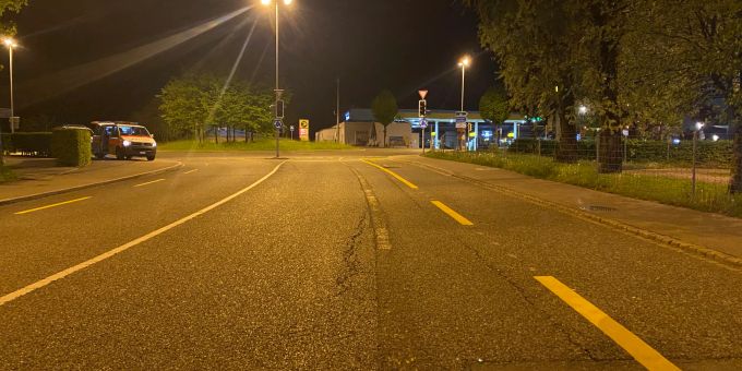 Zeugenaufruf: Personenwagen beschädigt Bus bei Überholmanöver Zeugenaufruf: Personenwagen beschädigt Bus bei Überholmanöver