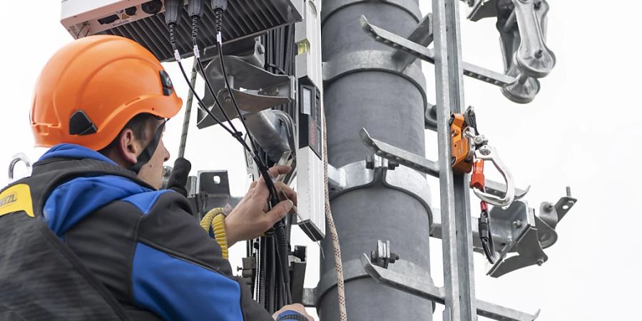 Installation einer 5-G-Antenne in Genf: Der Ausbau des Mobilfunknetzes polarisiert. (Archivbild)