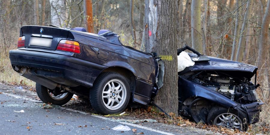 Vor allem junge Menschen gehören laut Dekra zu den Unfallopfern. Ein Grund dafür: Als Führerscheinneuling sei man nicht automatisch schon ein guter Fahrer und habe ausgelernt.