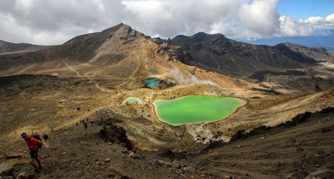 Die Emerald Lakes tragen ihren Namen nicht umsonst: Übersetzt bedeutet es Smaragdseen. See grün Vulkanlandschaft Lagune