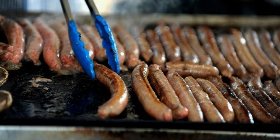 Würstchen auf einem Grill
