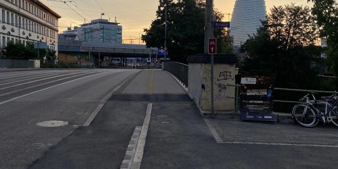 Birsfelden BL: Kollision zwischen Personenwagen und Velo