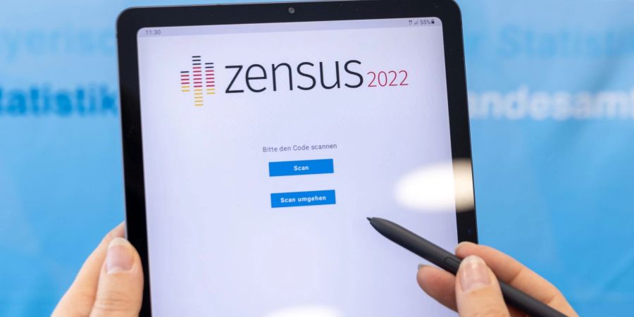 «Zensus 2022» steht auf einem Tablet im Bayerischen Landesamt für Statistik.