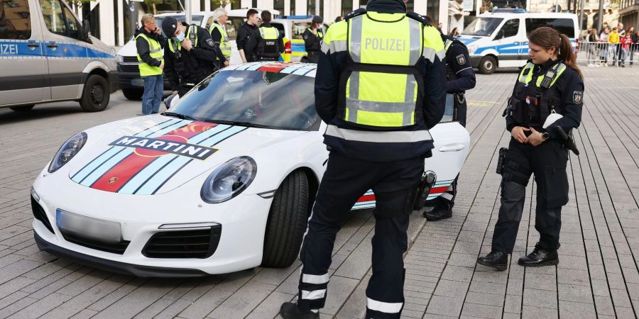 Polizeibeamte kontrollieren einen Porsche  am «Car-Freitag» in Düsseldorf.