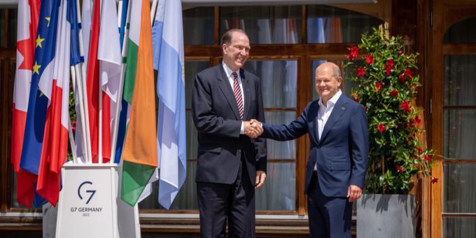 27.06.2022, Bayern, Elmau: David Malpass, Präsident der Weltbank, wird von Bundeskanzler Olaf Scholz zum G7-Gipfel begrüsst. scholz
