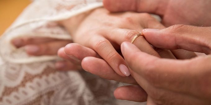 Nur echt mit Braut und Bräutigam gleichzeitig vor Ort: Online-Trauungen sind aktuell in Deutschland nicht anerkannt. Nur echt mit Braut und Bräutigam gleichzeitig vor Ort: Online-Trauungen sind aktuell in Deutschland nicht anerkannt.