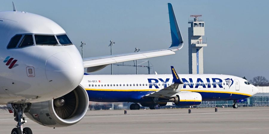 Ein Passagierflugzeug der Ryanair am Hauptstadtflughafen BER.