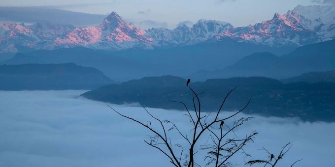 Über dem Vorgebirge des Himalaya ist ein Passagierflugzeug mit 22 Menschen an Bord abgestürzt. Himalaya