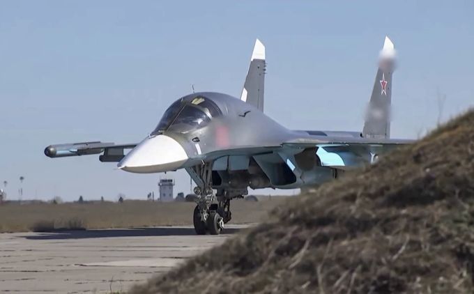 Beim abgeschossenen Kampfflugzeug handelt es sich um einen russischen Su-34. Su-34