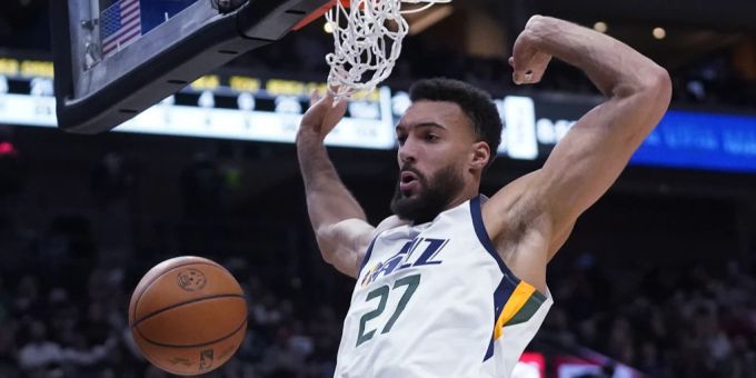Rudy Gobert während einem Dunk gegen die Houston Rockets. Rudy Gobert