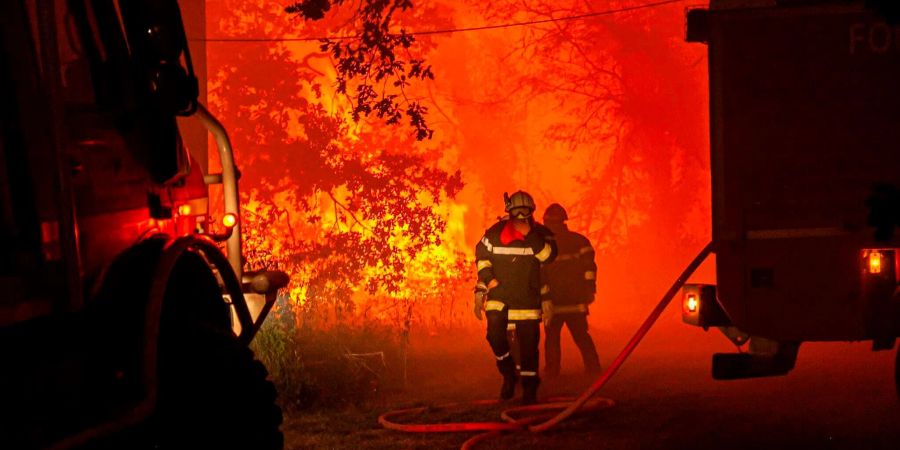 Feuerwehrleute kämpfen nahe Landiras in Südfrankreich gegen einen Waldbrand.