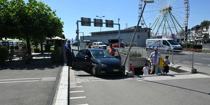 Rapperswil-Jona SG: Nach Streifkollisionen in Kandelaber geprallt. St. Gallen