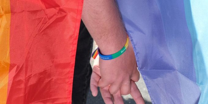 Zwei Männer gehen Hand in Hand. Zwei Männer gehen Hand in Hand.