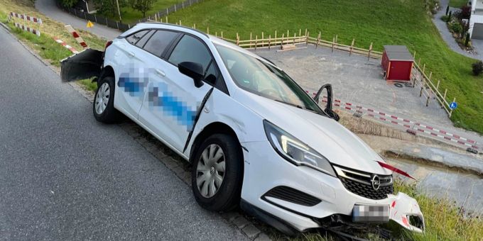 Mann flüchtet nach Unfall mit entwendetem Auto.