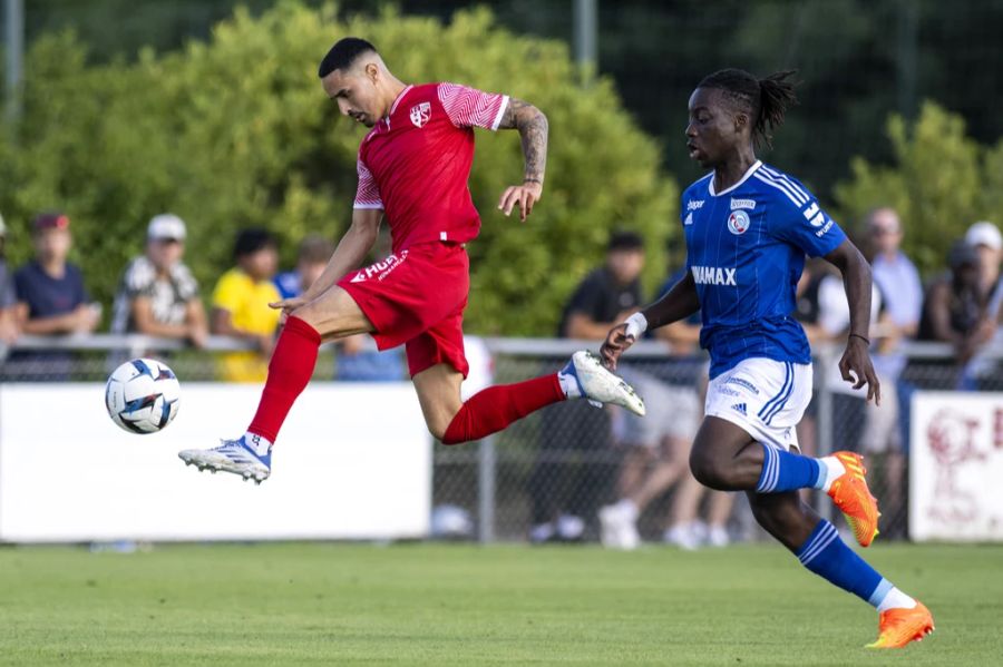 Noch hat der FC Sion kein Trikot präsentiert. In den Testspielen tragen die Walliser das Shirt der letzten Saison – ohne Sponsorenaufdruck.